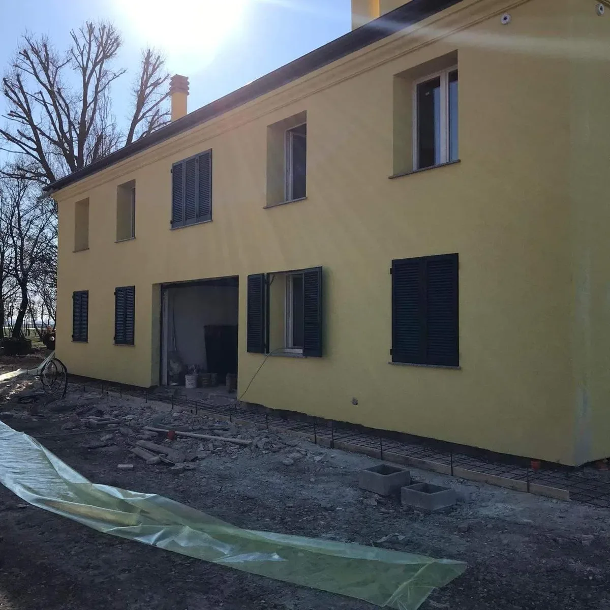 Facciata dell’edificio residenziale con persiane chiuse durante i lavori.