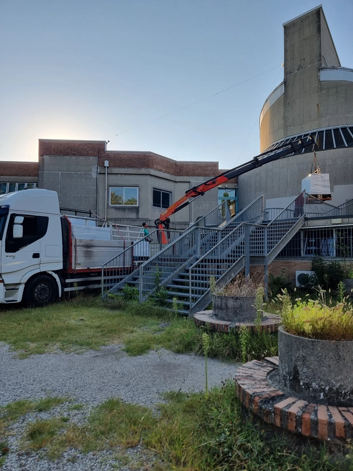 Movimentazione dei serramenti durante il cantiere estivo dell’I.I.S. Copernico-Carpeggiani.