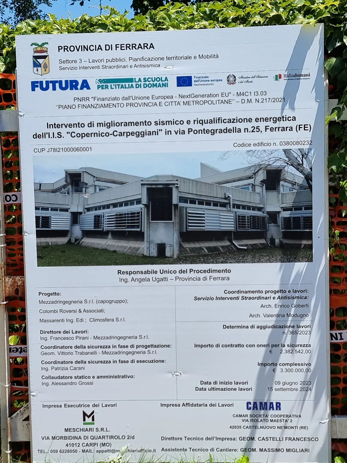 Cartello di cantiere dell’intervento di riqualificazione dell’I.I.S. Copernico-Carpeggiani di Ferrara.