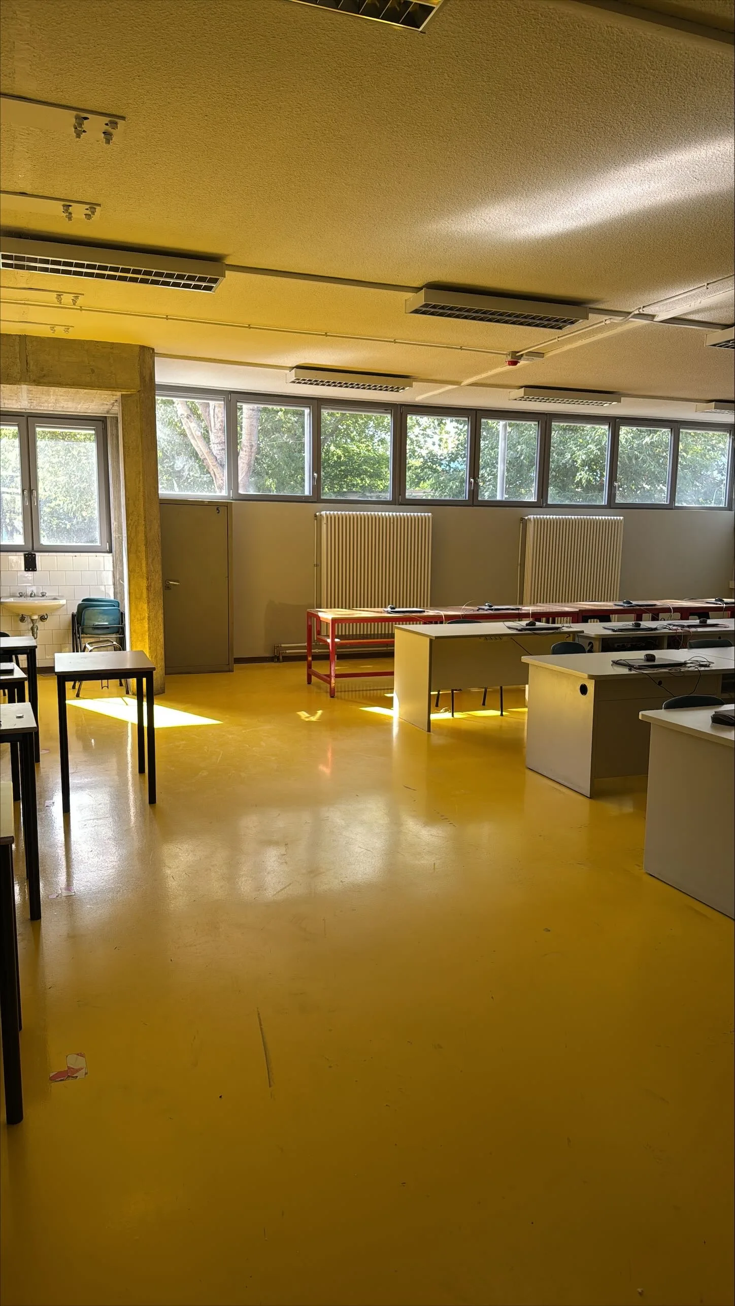 Aula dell’I.I.S. Copernico-Carpeggiani con nuovi serramenti installati.