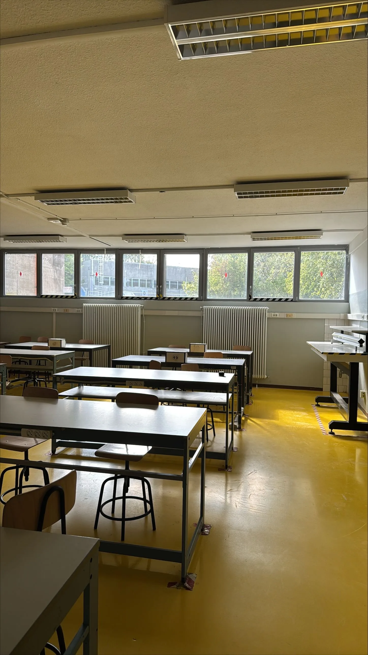 Aula scolastica con serramenti installati all’I.I.S. Copernico-Carpeggiani di Ferrara.