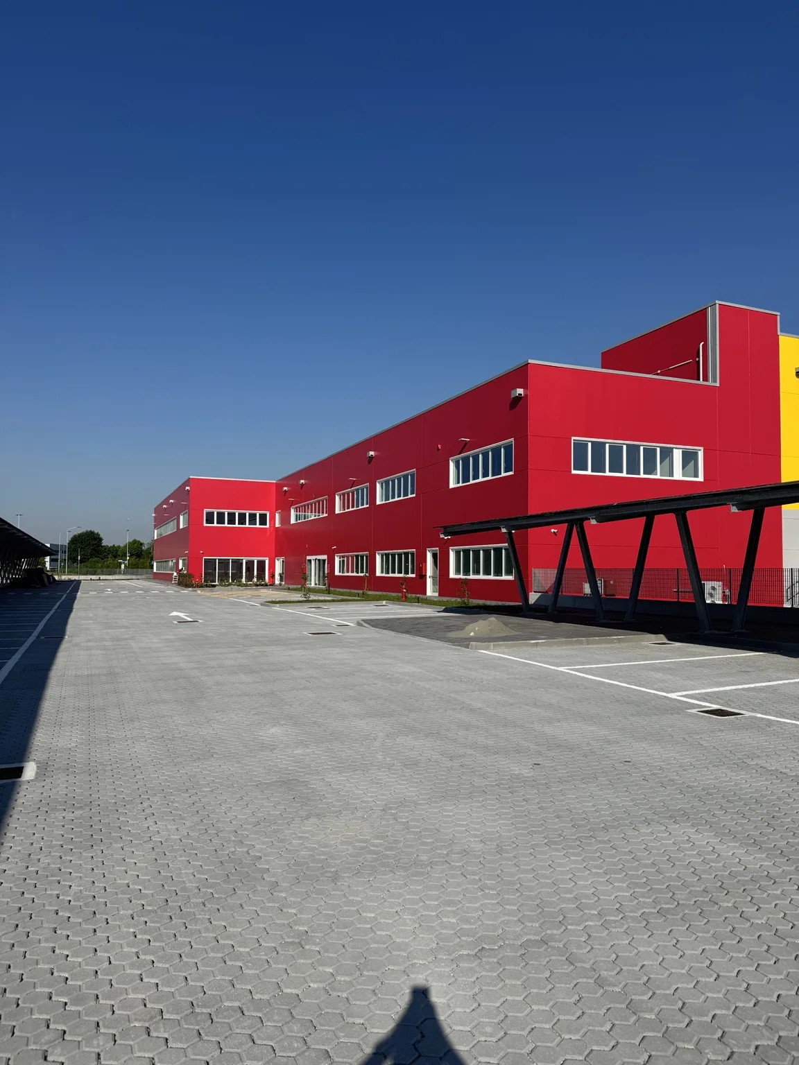 Prospetto del complesso DHL Express di Dosson di Casier.
