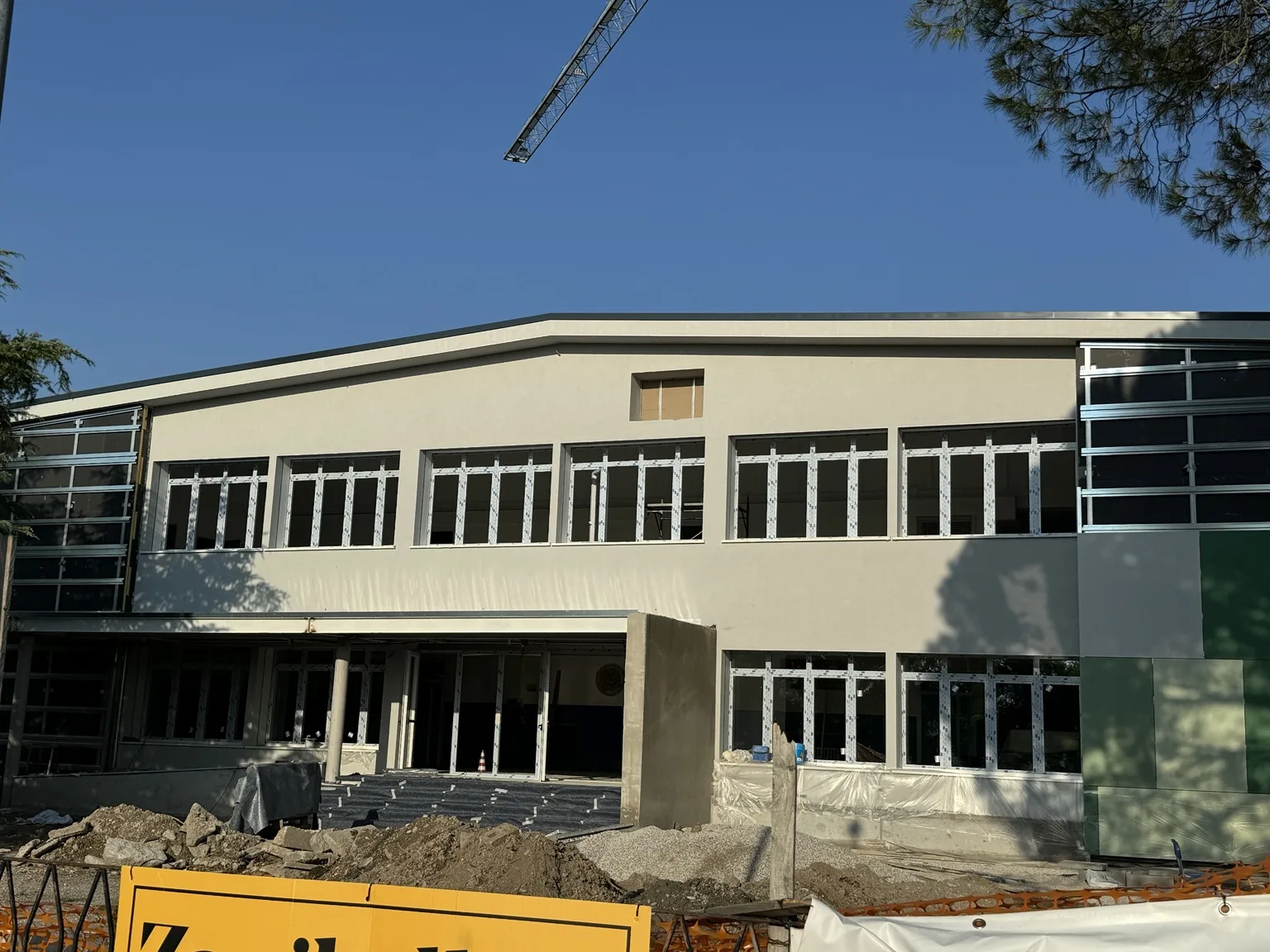 Prospetto della Scuola Eroi del Piave durante la riqualificazione dei serramenti.