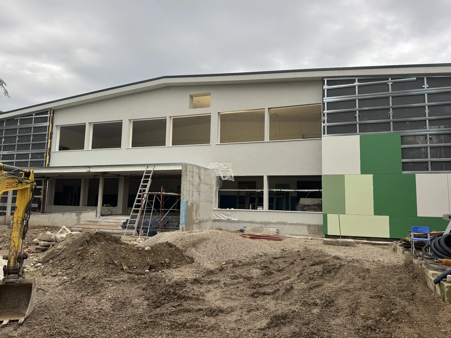 Facciata della Scuola Eroi del Piave durante il cantiere.