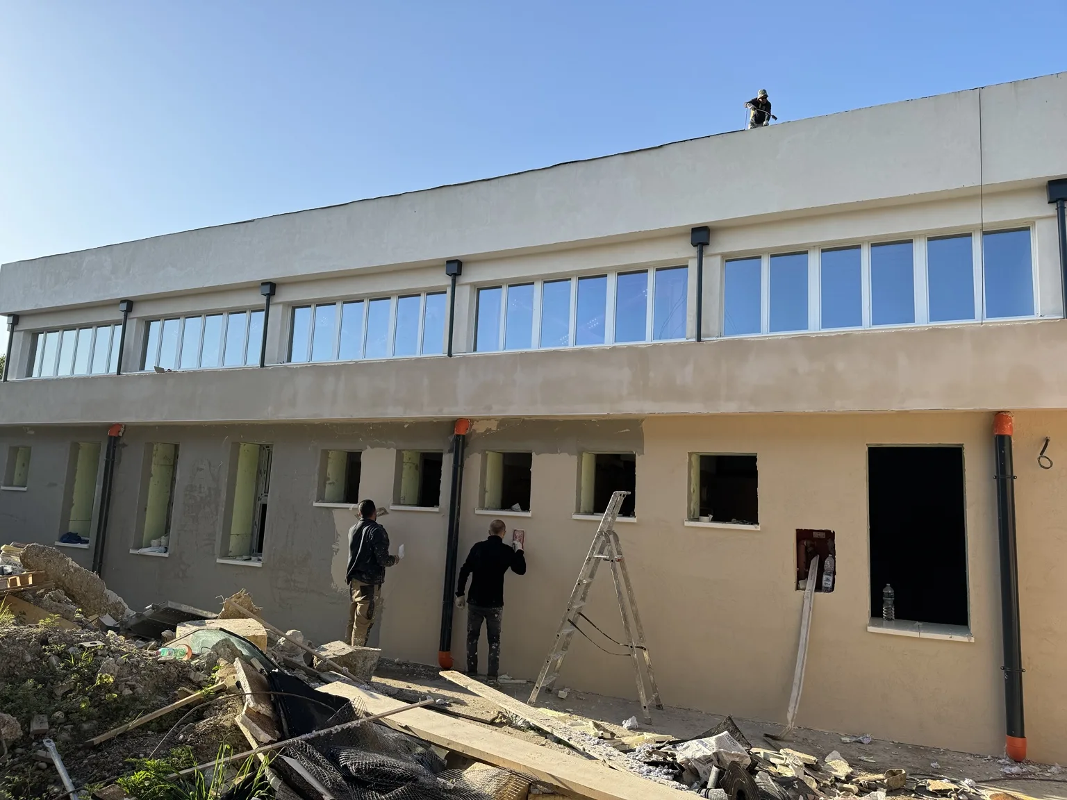 Posa dei serramenti in PVC sulla facciata della Scuola Eroi del Piave.