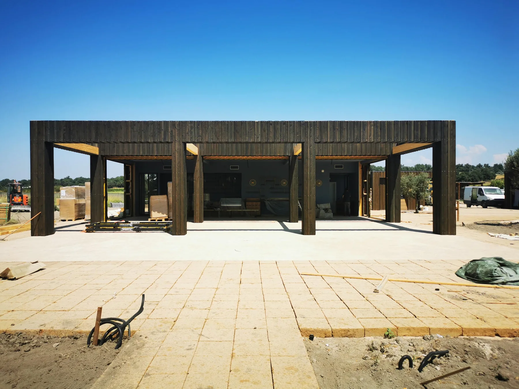 Prospetto del padiglione del Glamping di Vulci durante il completamento delle grandi aperture vetrate.