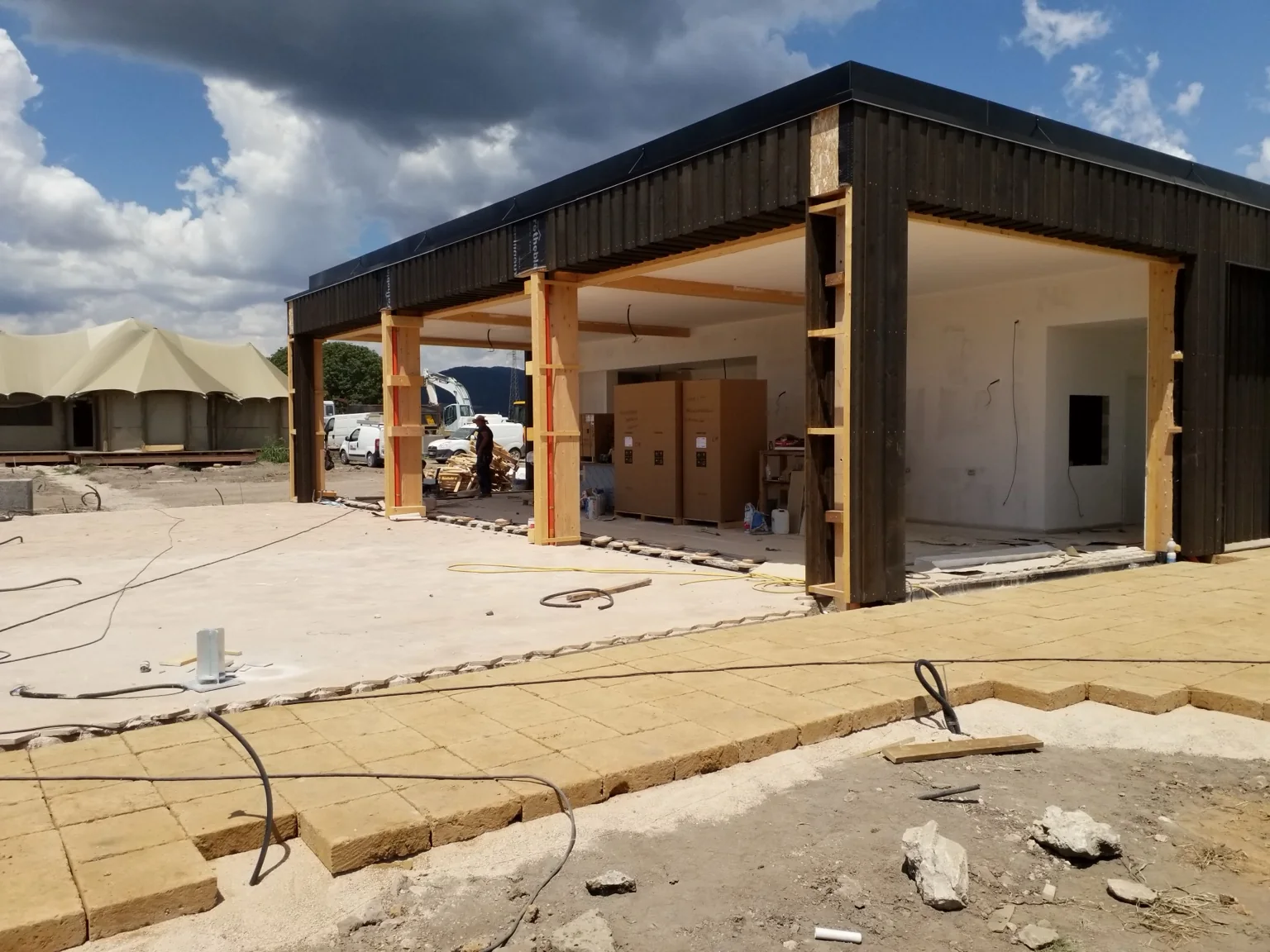 Vista esterna del padiglione del Glamping di Vulci durante la fase di costruzione.