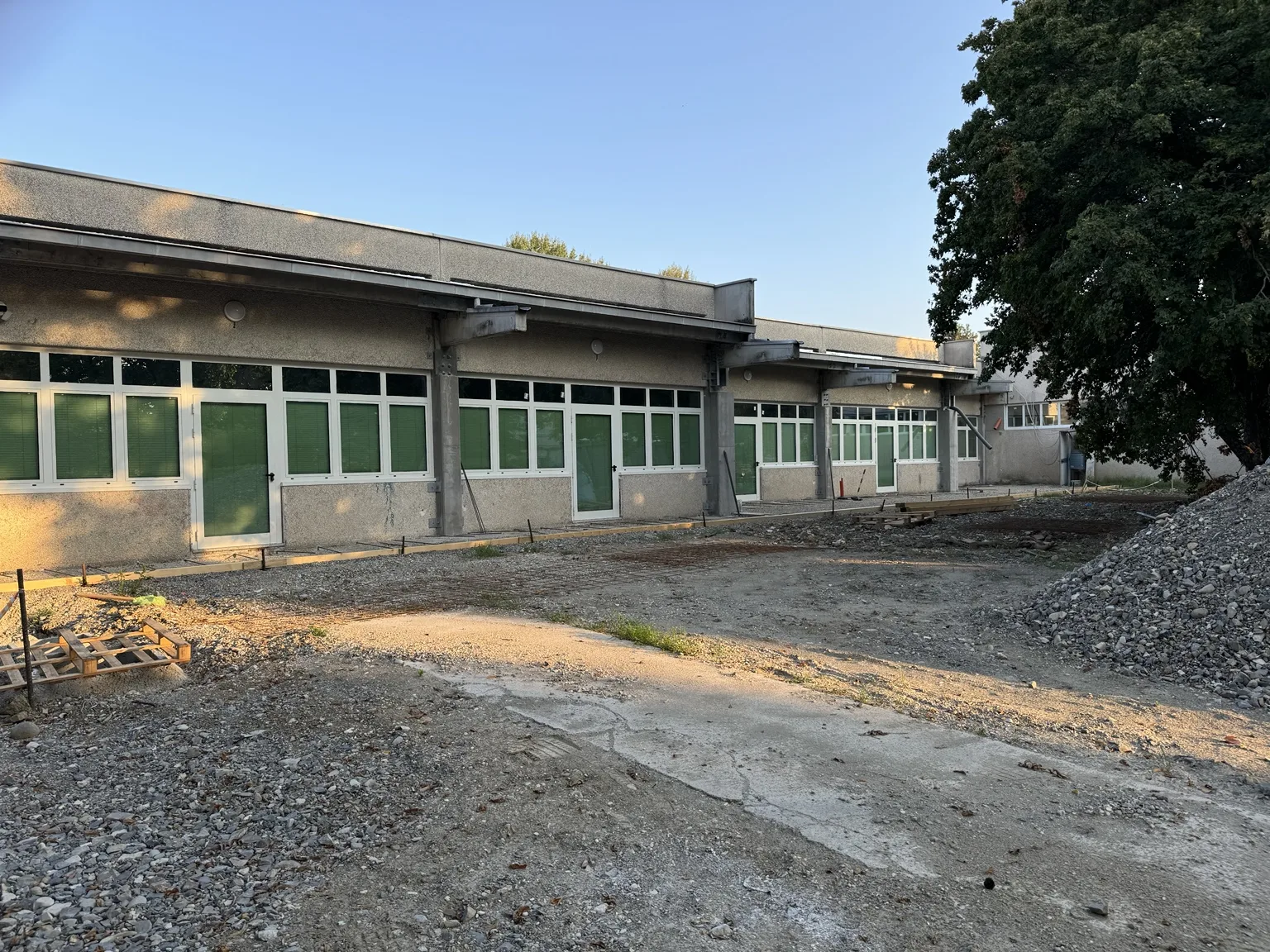 Prospetto della Scuola Gianni Rodari durante i lavori di riqualificazione.