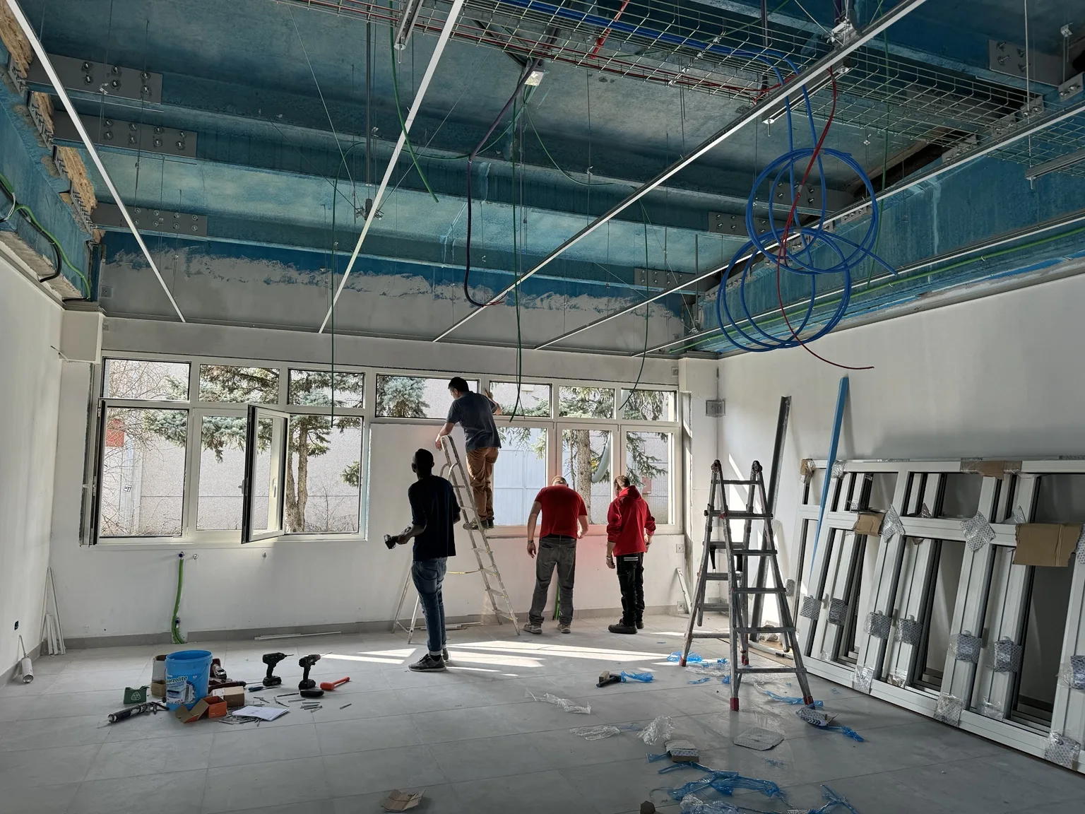 Posa dei serramenti all’interno di un’aula della Scuola Gianni Rodari di Parma.