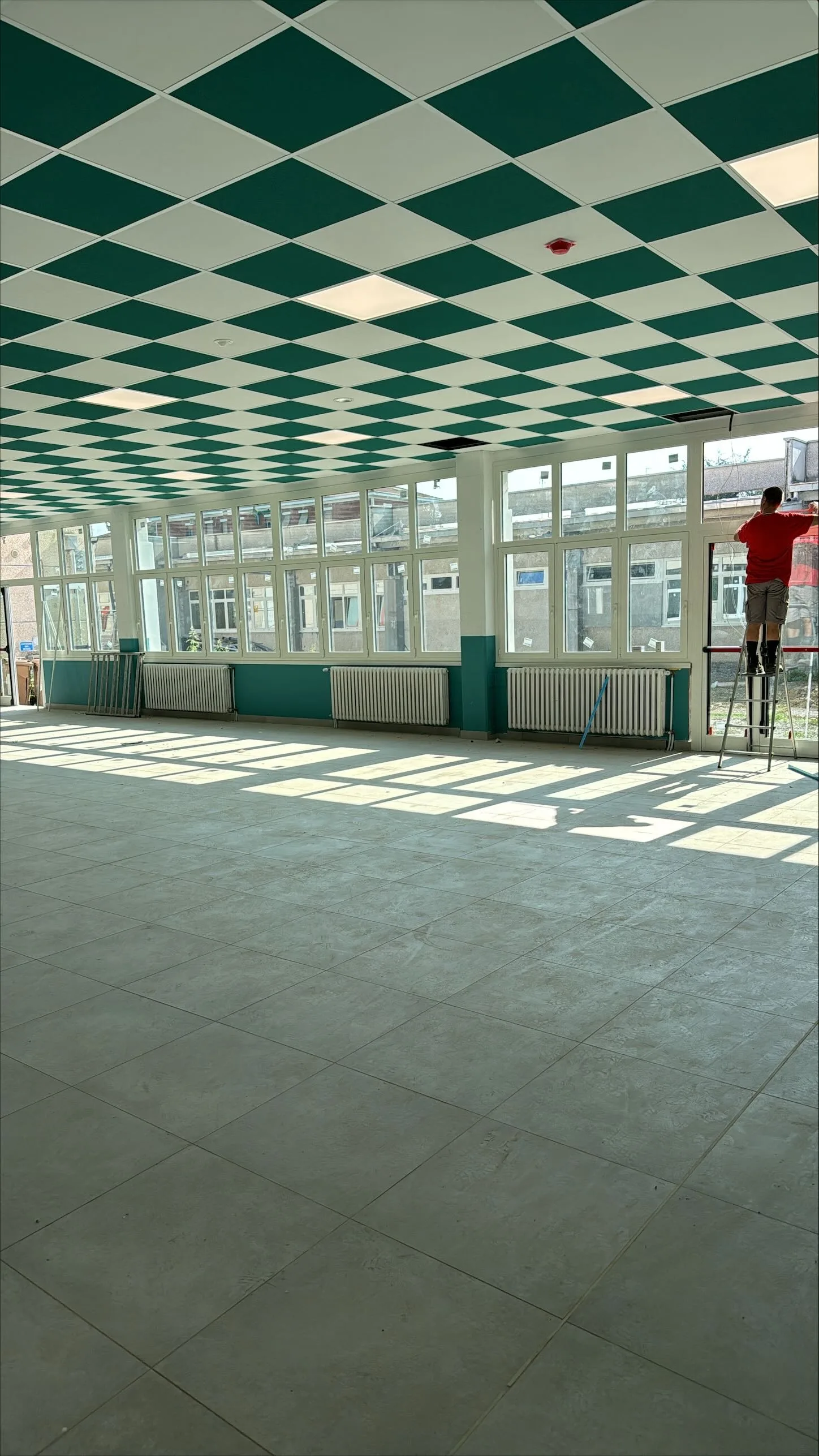 Aula completata con nuova parete finestrata alla Scuola Gianni Rodari di Parma.
