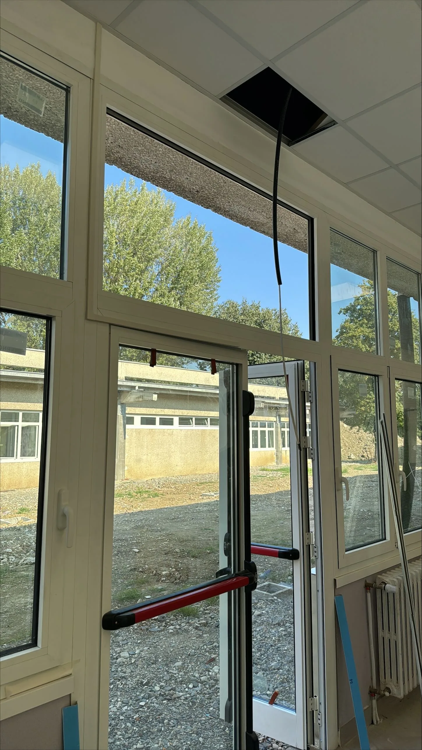 Porta di emergenza vetrata con maniglione antipanico alla Scuola Gianni Rodari di Parma.