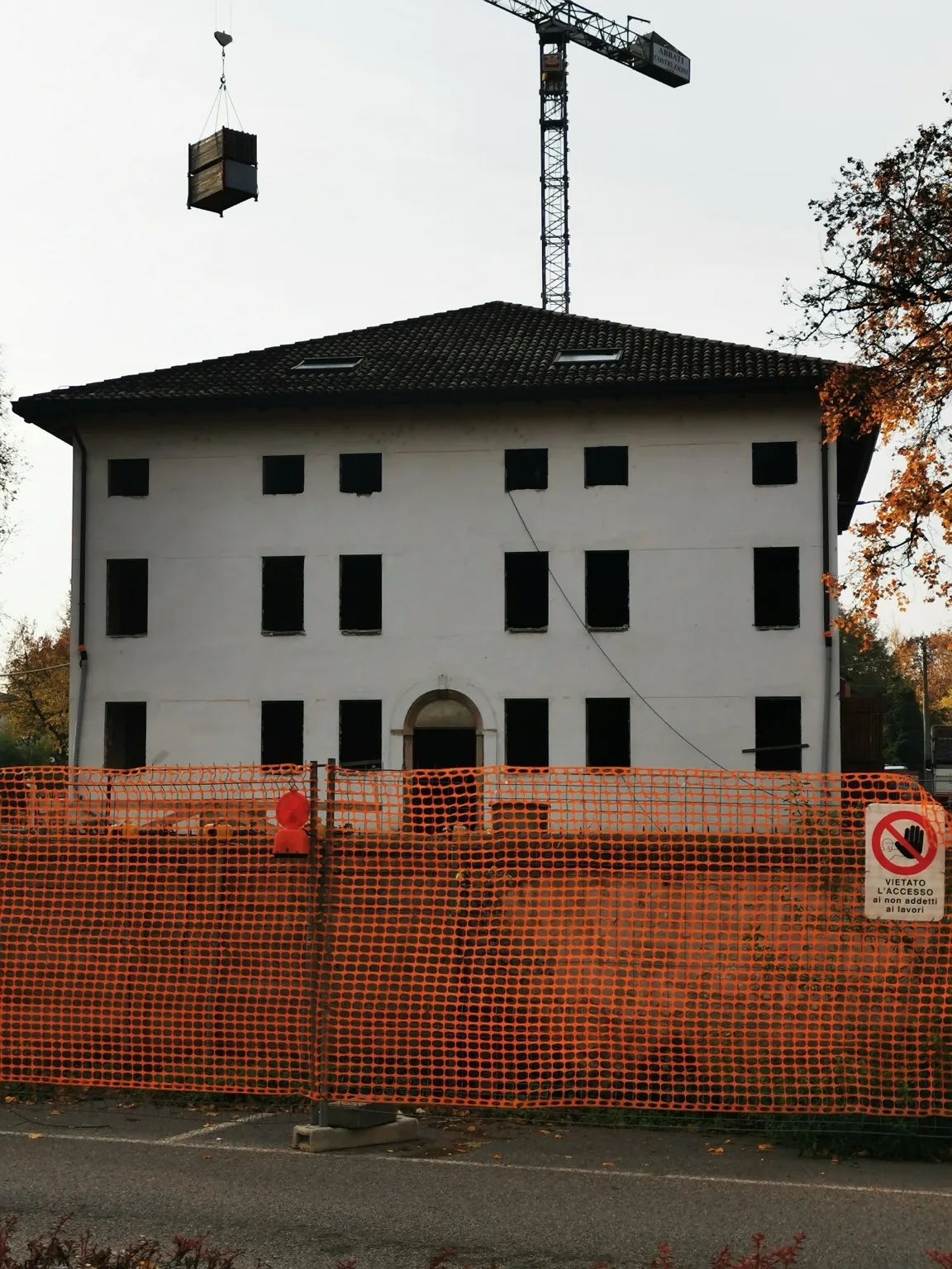 Cartello di cantiere della riqualificazione di Villa Ferrari a Castelnuovo Rangone.
